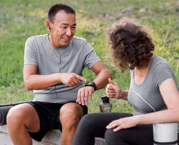 Un homme et une femme regardant leur temps après un entraînement sportif - Symbolise la performance et la récupération rapide grâce à l'eau hydrogénée